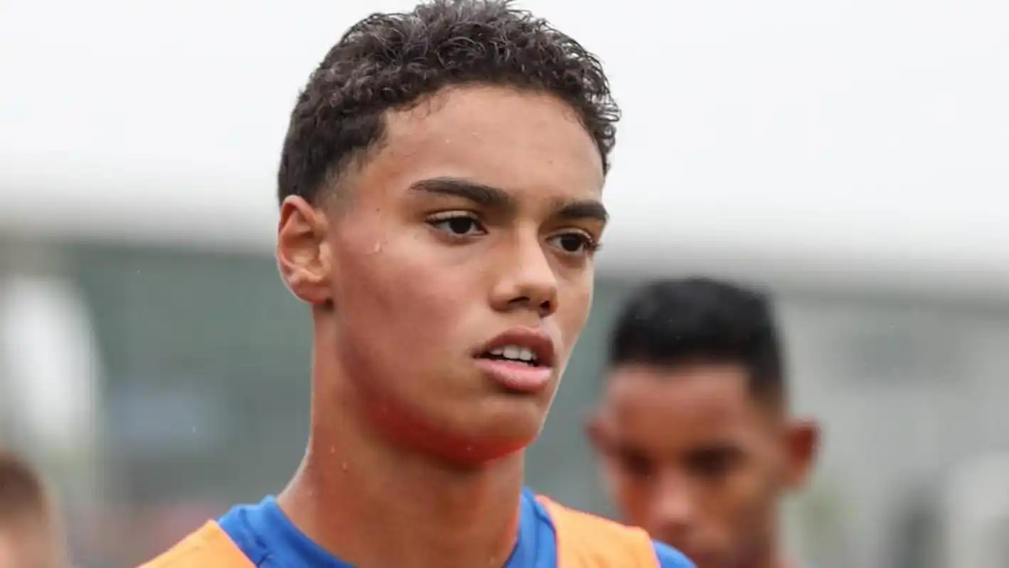 于拥有五名 于拥有五名